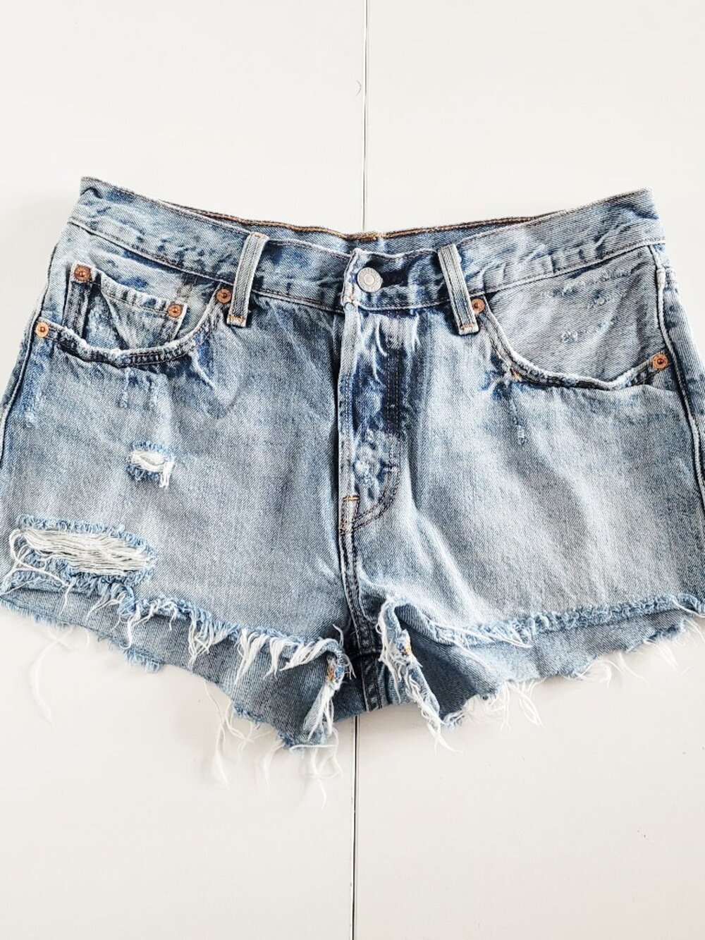 Levis 501 Shorts Light Wash Distressed Raw Hem - Size 28